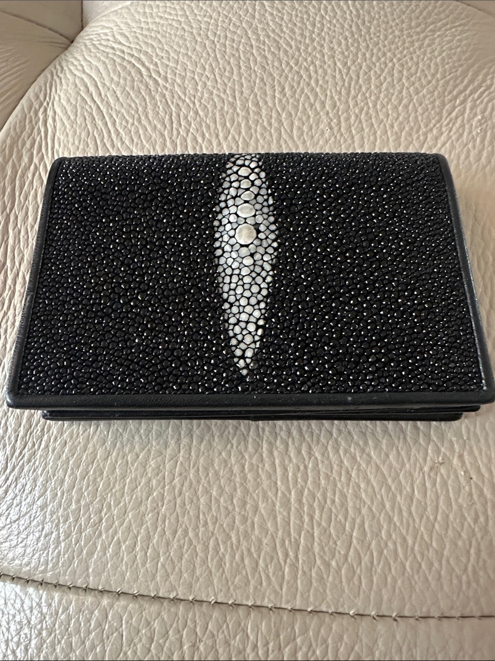 Slim Men's Stingray-Effect Black Wristlet with White Accent